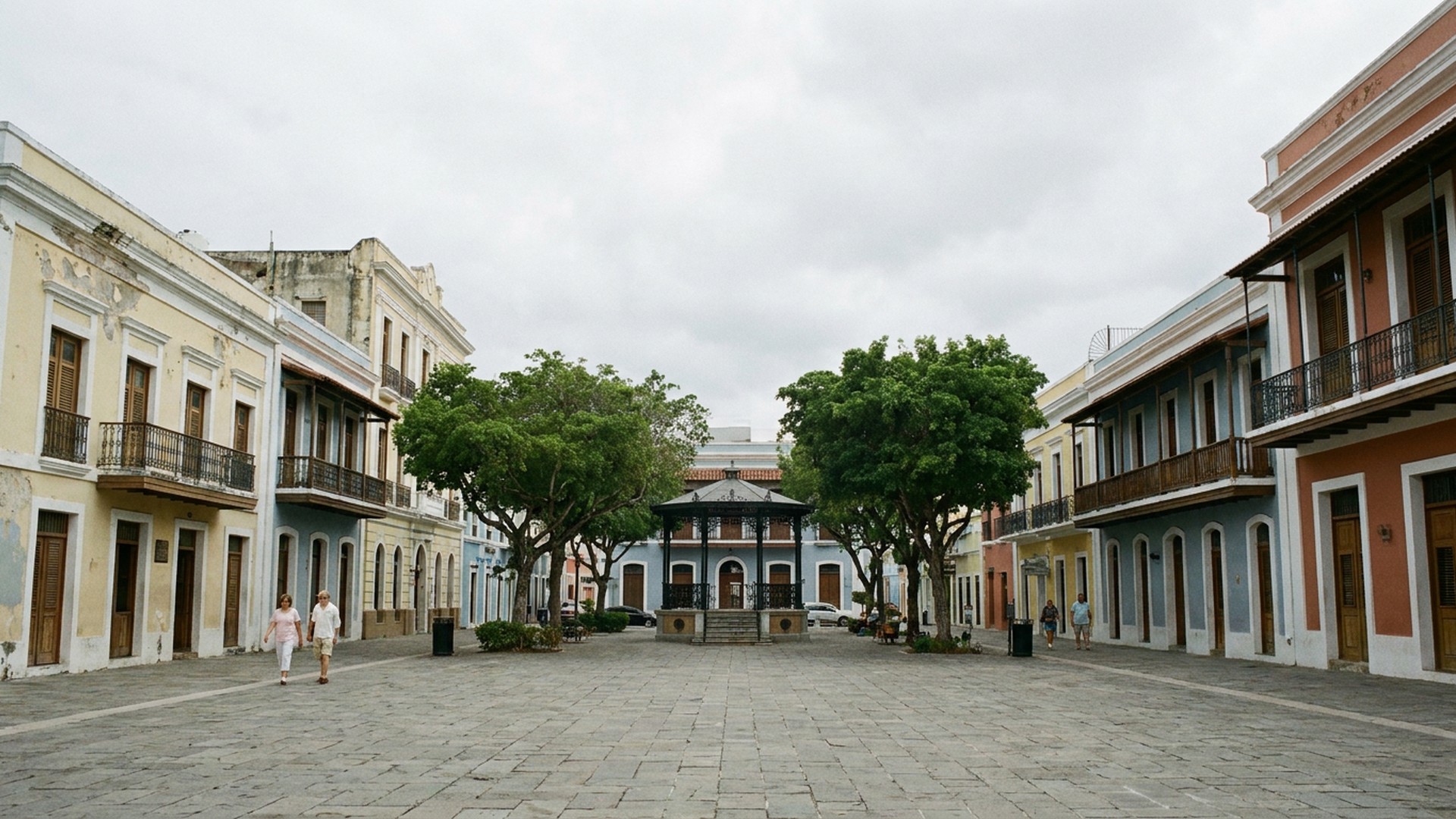 Quiet square with local facades in Mayagüez, Puerto Rico