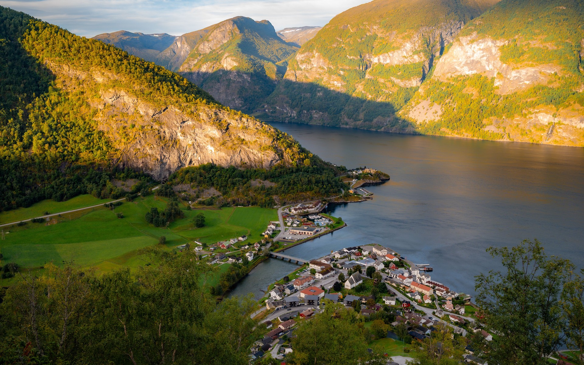 A photograph of Flåm & Nærøyfjord, Norway.