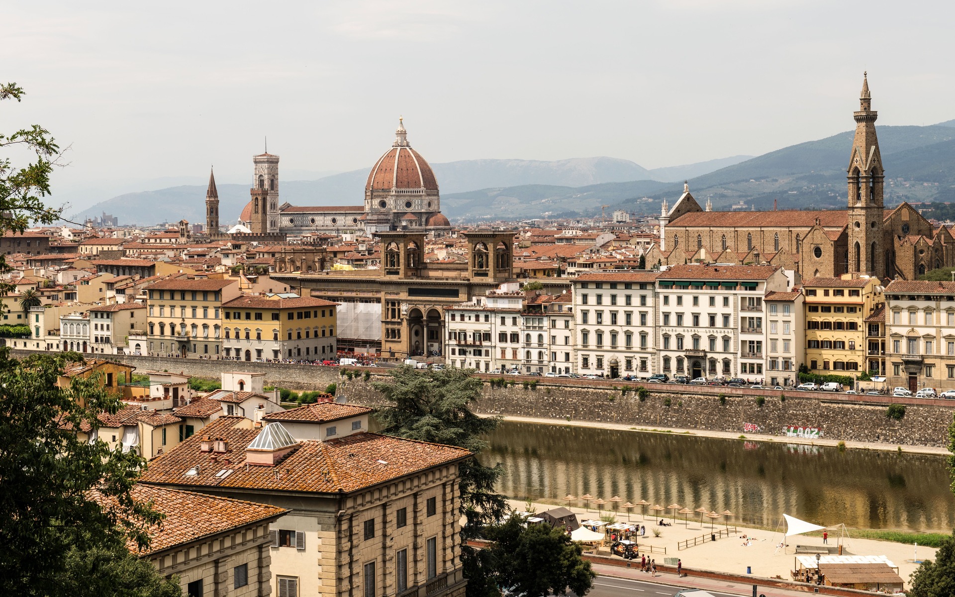 Panoramic view of Florence's historic skyline featuring Santa Maria del Fiore and Arno River.
