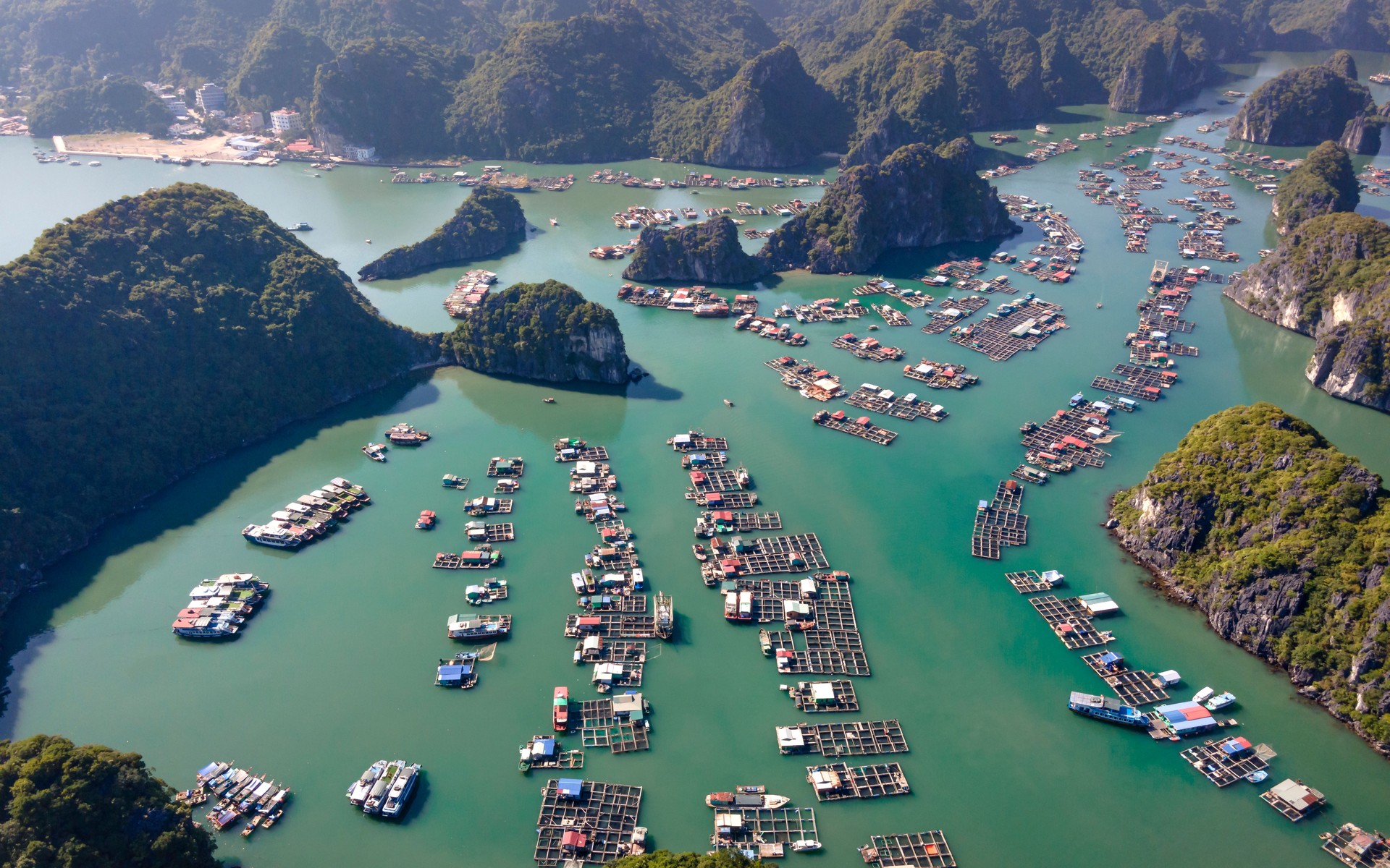 A photograph of Cát Bà & Lan Ha Bay, Vietnam.
