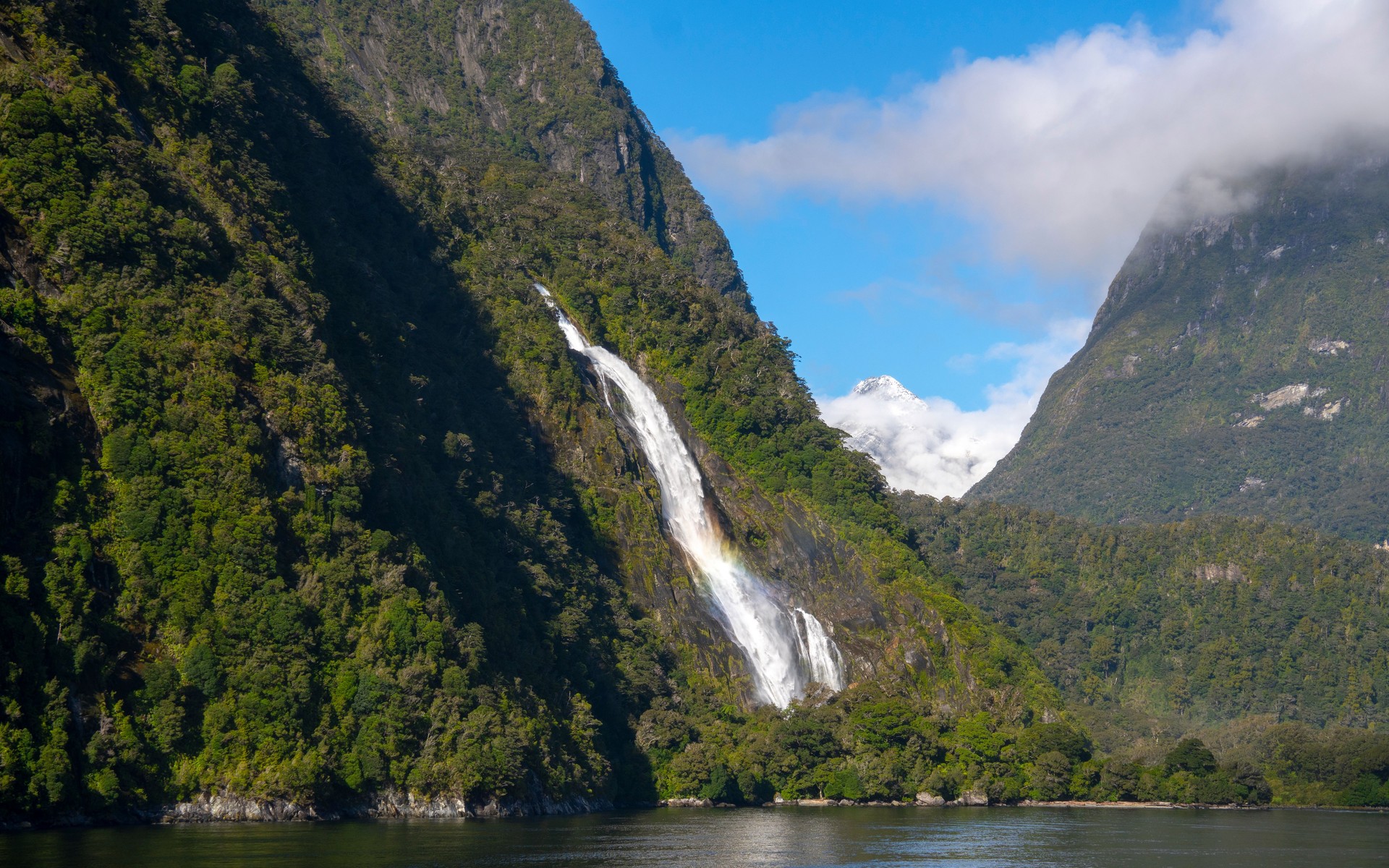 A photograph of Fiordland & Milford Sound, New Zealand.