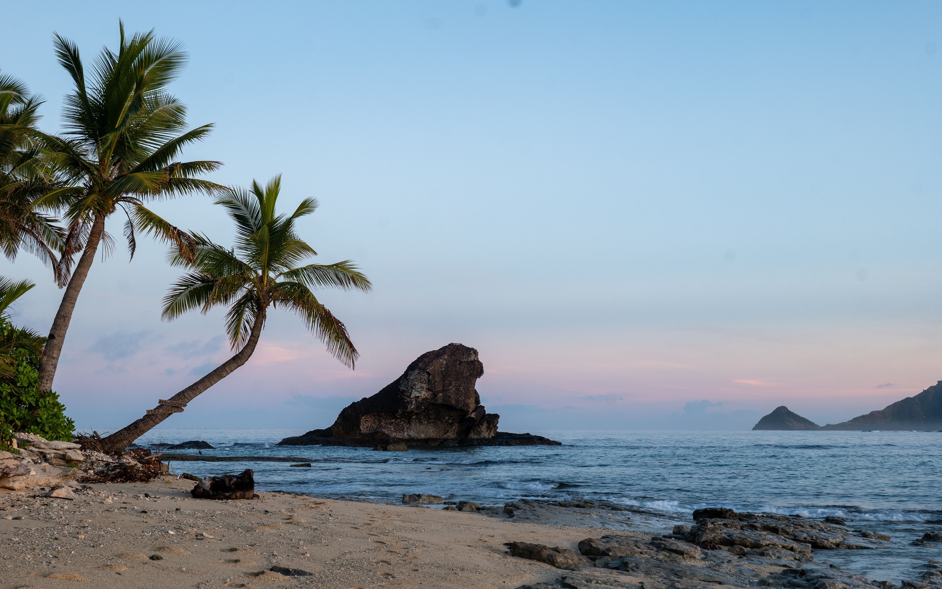 A photograph of Yasawa & Mamanuca Islands, Fiji.